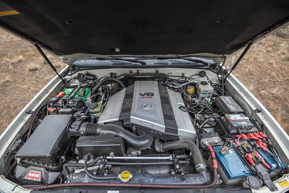 V-8 engine of Lexus LX470