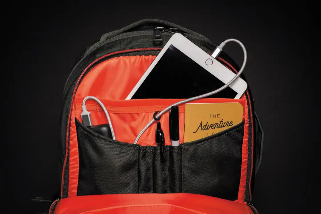 Thule Subterra inside pockets