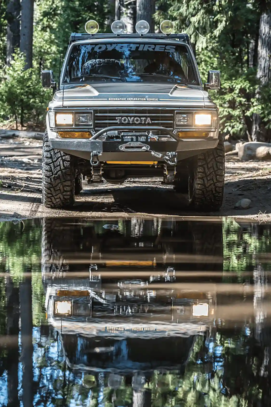 Toyota Land Cruiser FJ62 front view