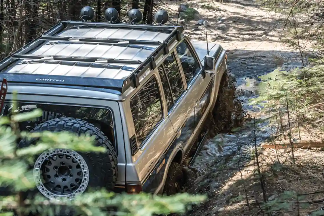 Toyota Land Cruiser FJ62 in mud