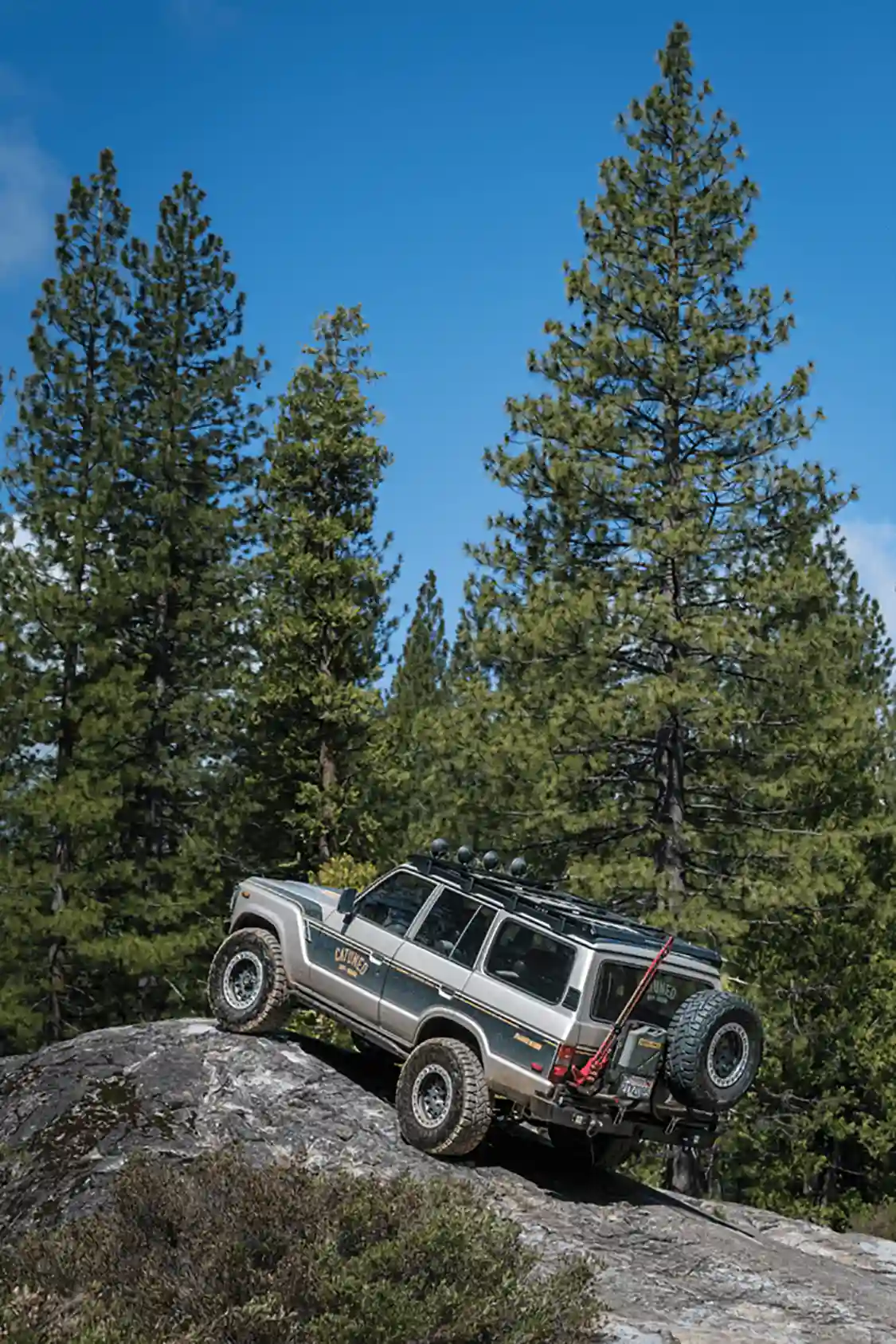 Toyota Land Cruiser FJ62 rock climbing