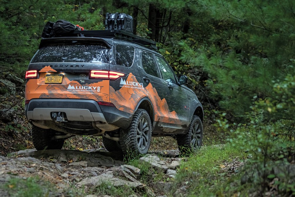 Land Rover Discovery V driving off-road