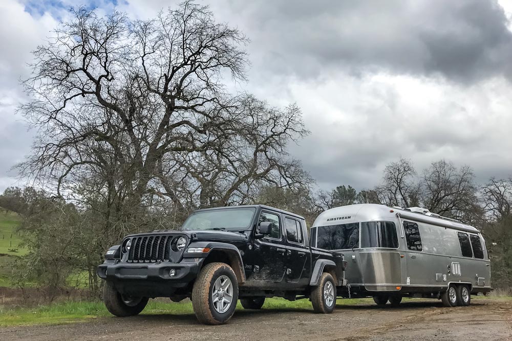 Jeep Gladiator towing a camper trailer