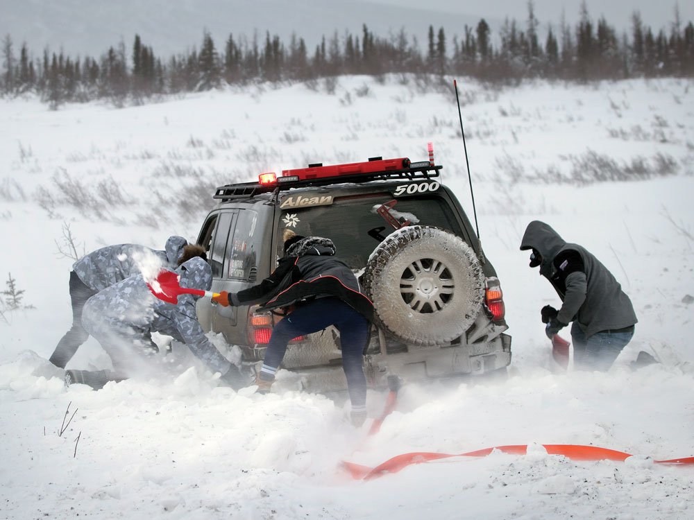 Team 30 getting help with recovery during the 2020 Alcan 5000 Rally