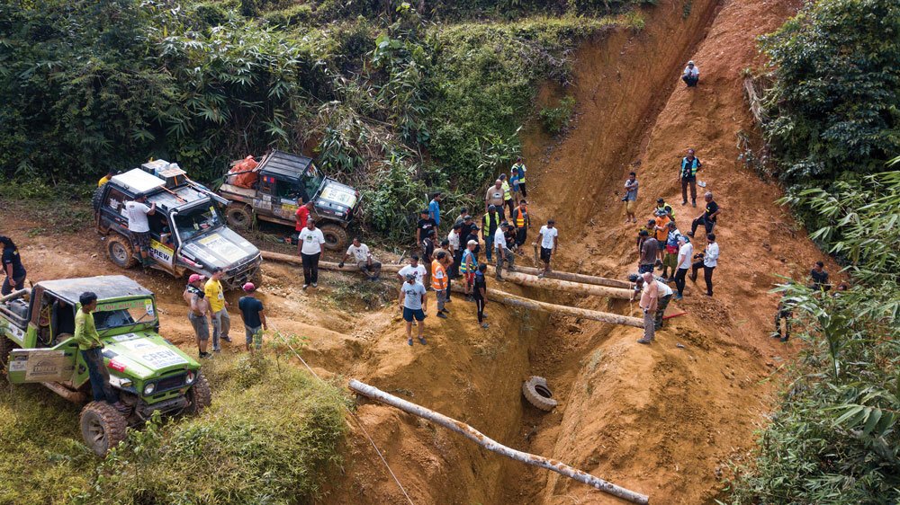 Making a log bridge to get over the elephant ditches in the Malaysian Highlands