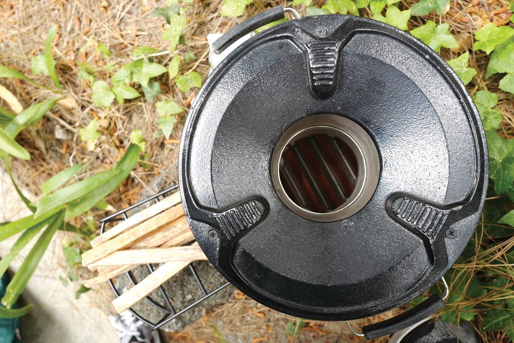 A small combustion chamber ensures high temperatures reach the bottom of the pot