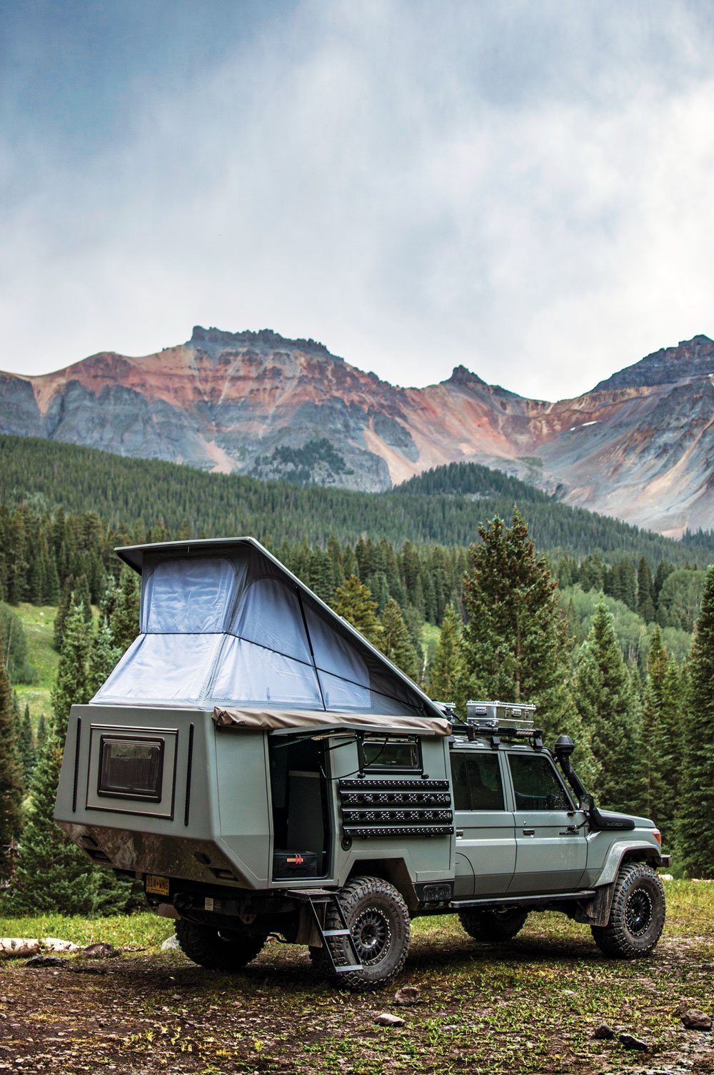 Maltec ’93 Land Cruiser 80/79 series with pop-top roof deployed