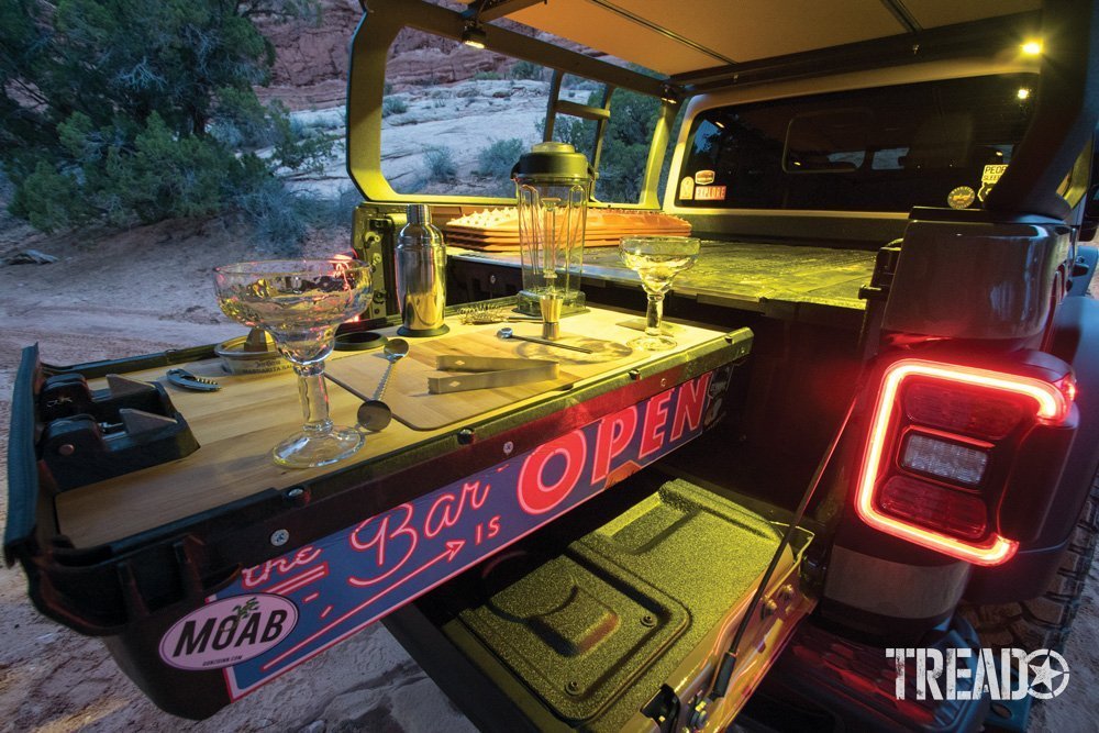 Slide-out bar to serve drinks on a Gladiator 4x4