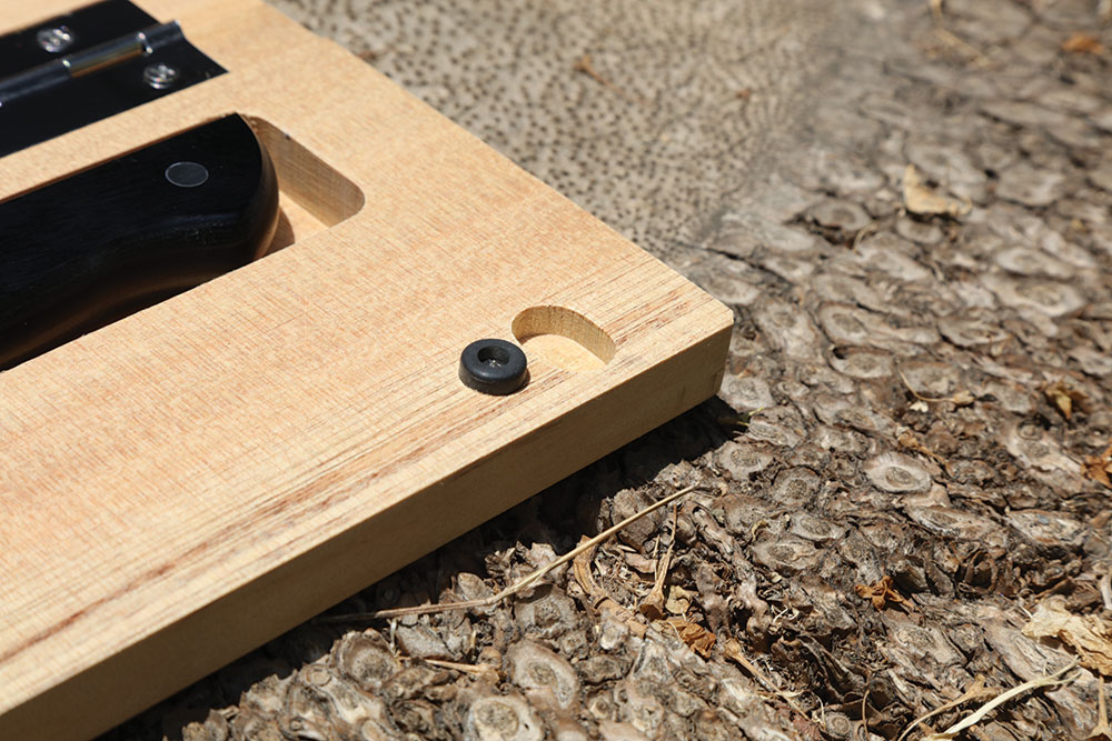 The black rubber feet help to stabilize the Snow Peak Cutting Board.