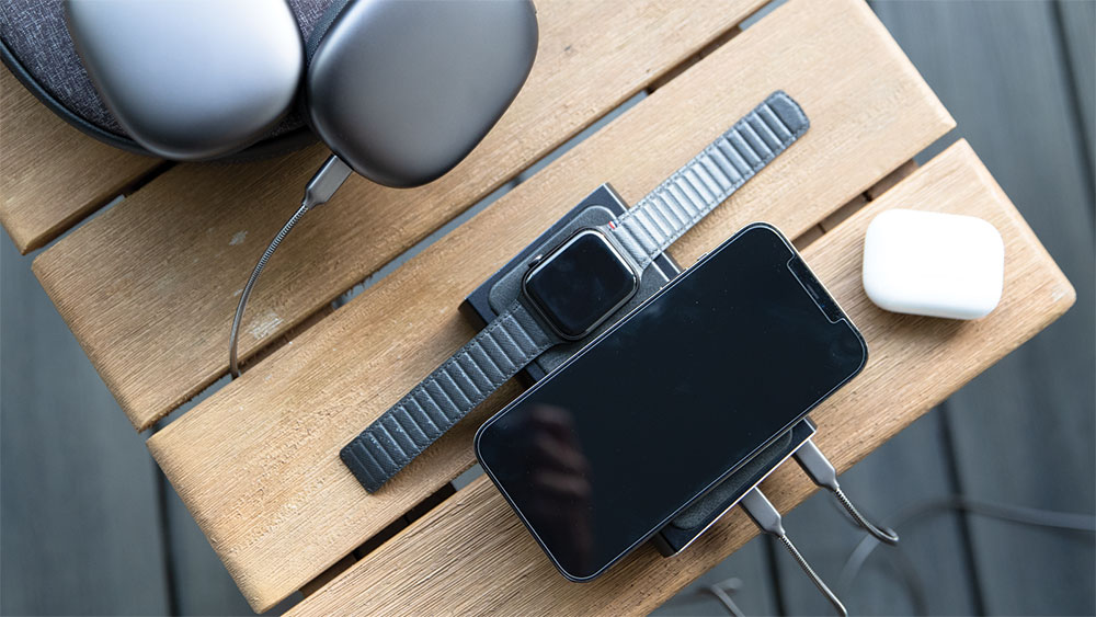 The Intelli ScoutPro charging an Apple Watch and Iphone
