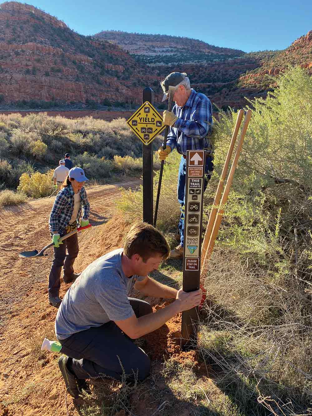 Tread Lightly! volunteers install off-road sign posts.