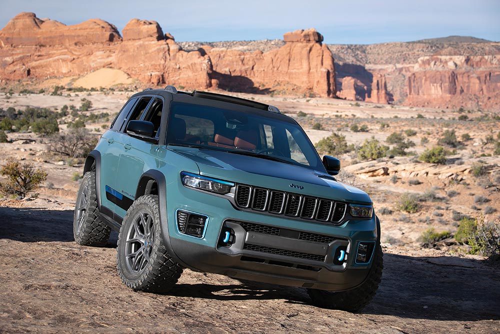 The blue Grand Cherokee features black accents, plus trimmed wheel wells and widened flares.