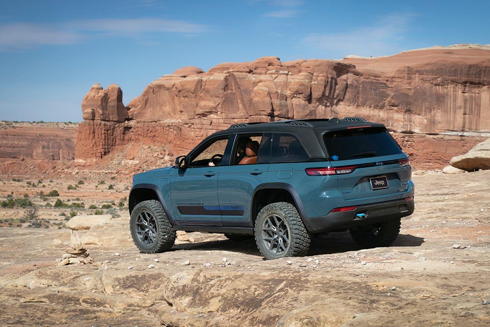 As the Grand Cherokee navigates over bumps, its high clearance thanks to a Quadra-Lift air suspension is clear.