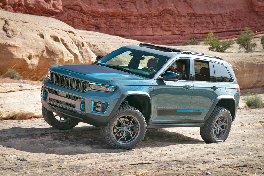 Along the side of the Grand Cherokee concept are light blue accents as well as advanced lighting accessories.