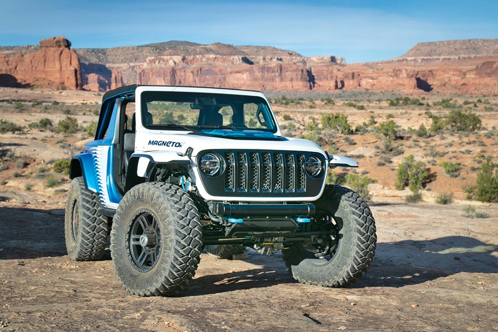 The huge wheels and black grille draw the eye and create contrast with the blue and white 2-door Jeep Magneto concept.