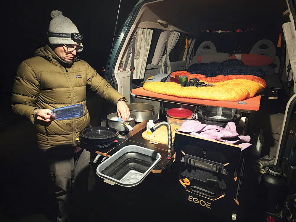 Having a camp table next to the Egoé Nestbox Supertramp