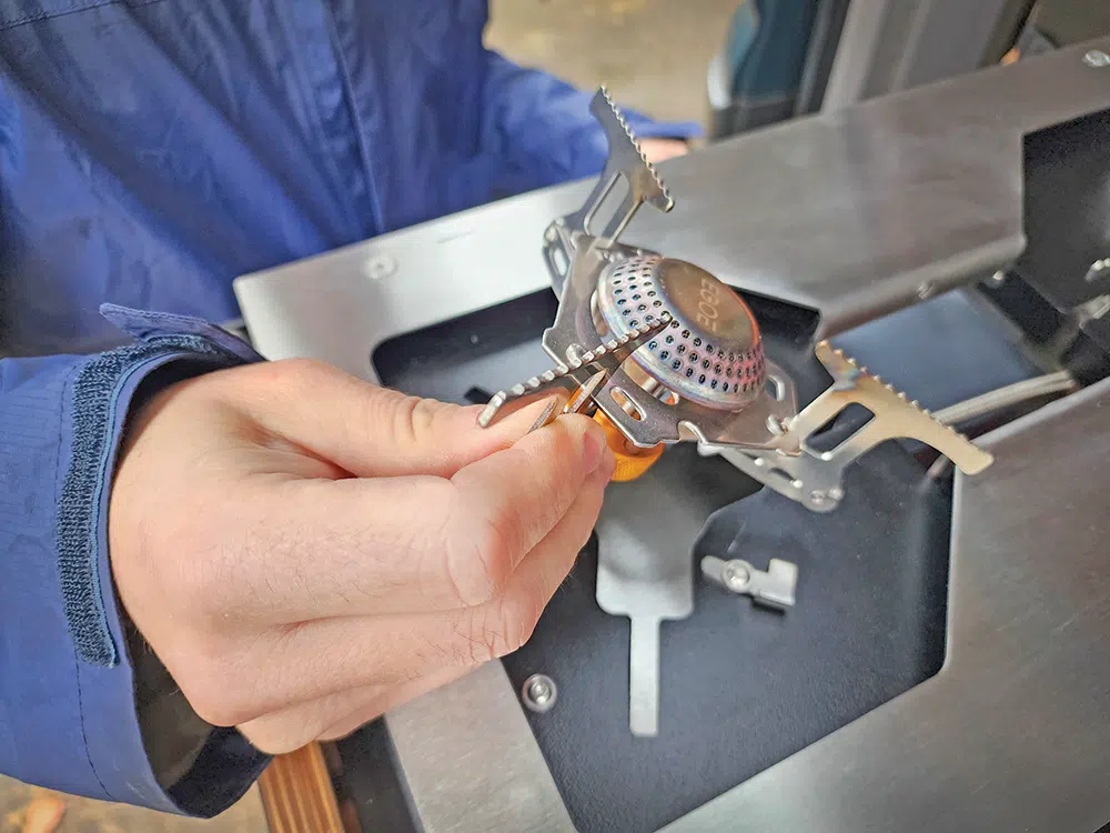 Egoé burner pops out, ready for single-cooking use